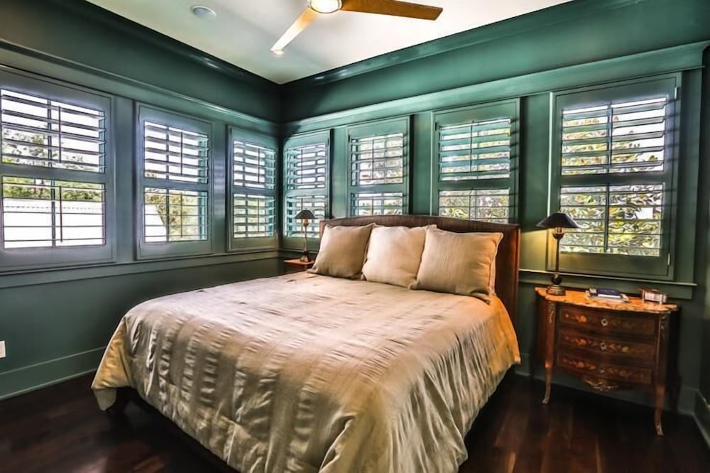 Dream Weaver 5 Bedroom Holiday Home by Five Star Properties
