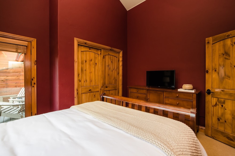 Camber by Avantstay Cozy, Chic Cabin w/ Hot Tub view 2