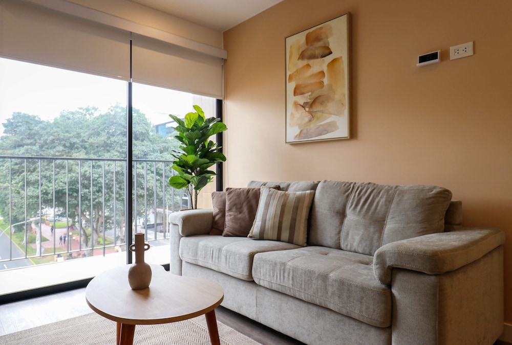 w Brilliant 2BR w Balcony in Miraflores