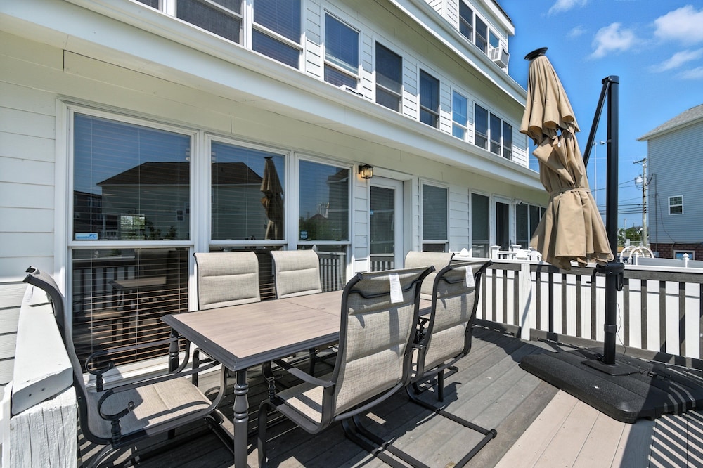 Stylish 3br Retreat Walk To Beach & Boardwalk 3 Bedroom Home