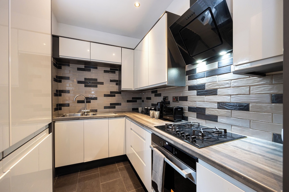 Stunning 3 Bedroom Home in Newcastle-under-lyme With Garden