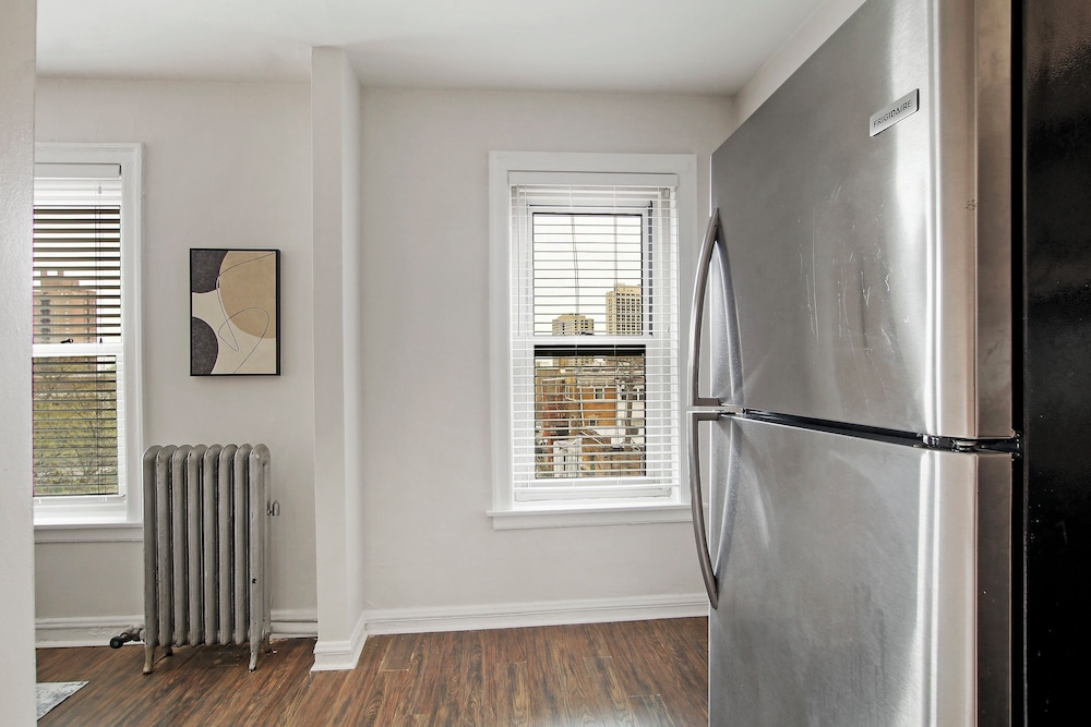 Sleek 2BR - Hyde Park 405