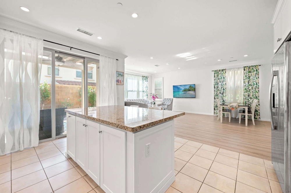 Stylish 3BR Irvine Oasis Family Friendly w Garage