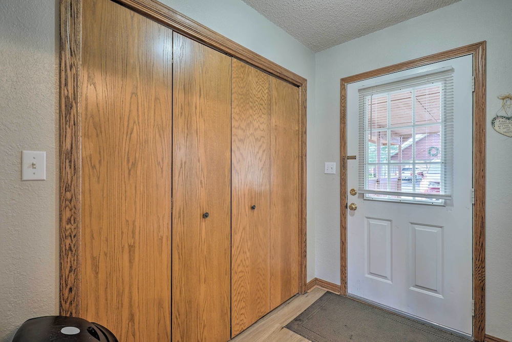 Cozy Branson Townhome 1 Mi to Silver Dollar City! - Property Image 10