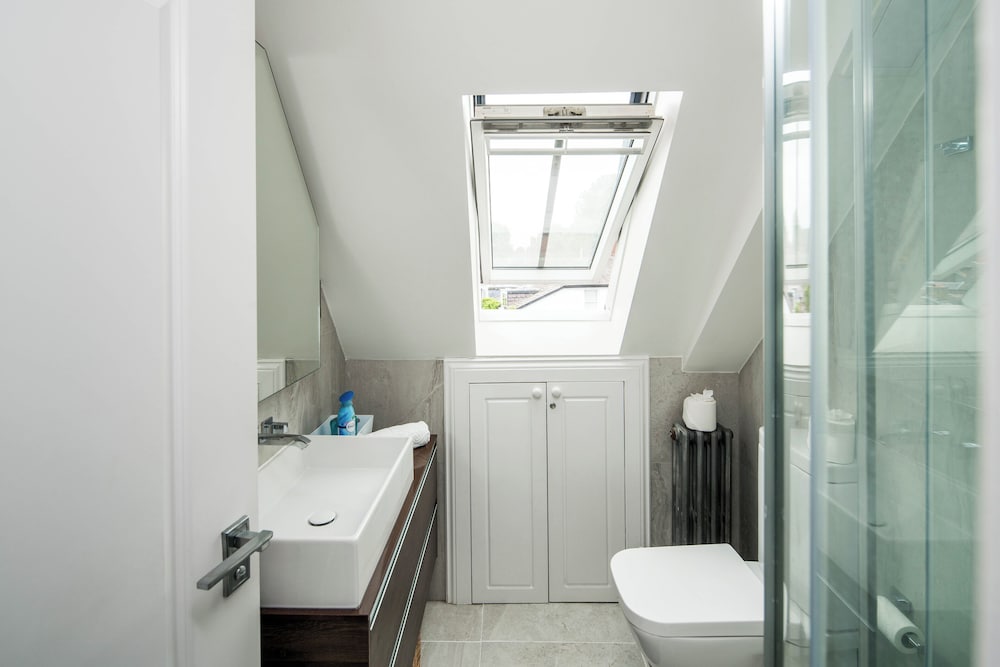 Sleek and Stylish 1BD Apt w/ Balcony, Hammersmith