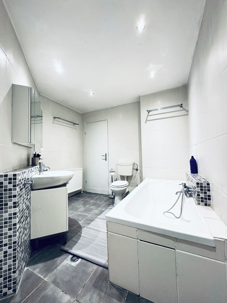 2BR Apt With Balcony Blumengärten