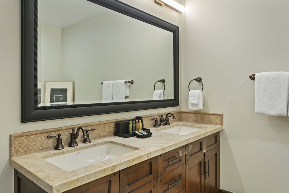 306 - Two Bedroom Arrowleaf 2 Condo