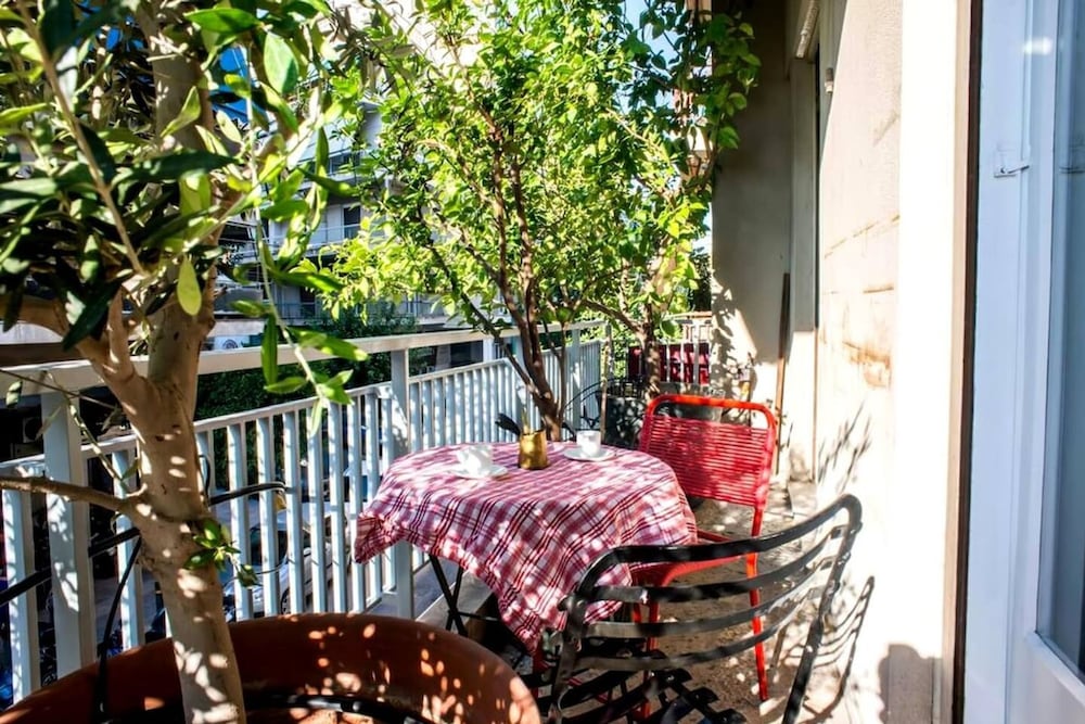 Spacious Apartment Near Parthenon for 6 Persons