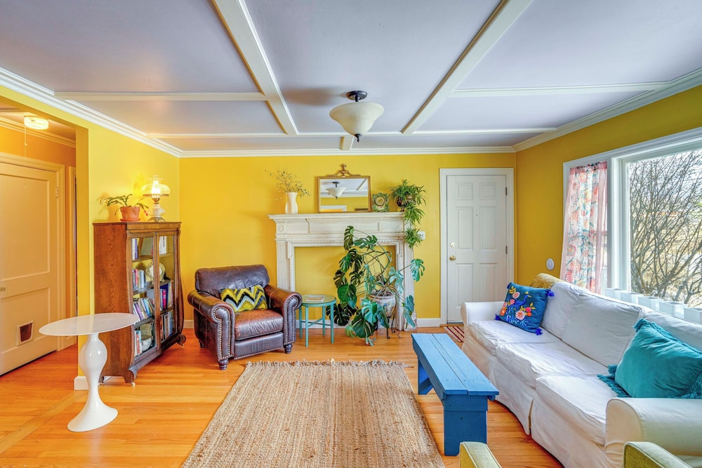 1 Mi to Dtwn: Beautiful Home in Williamstown!