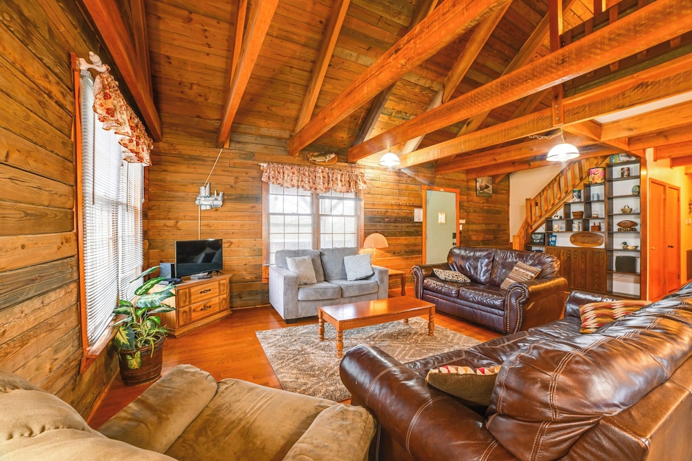 Game Room & Decks: Family Cabin in Springville!