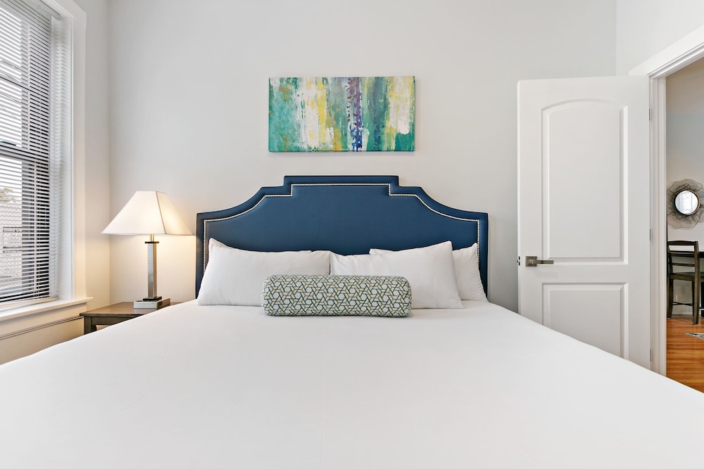 Central 1BR Retreat - Belmont E1