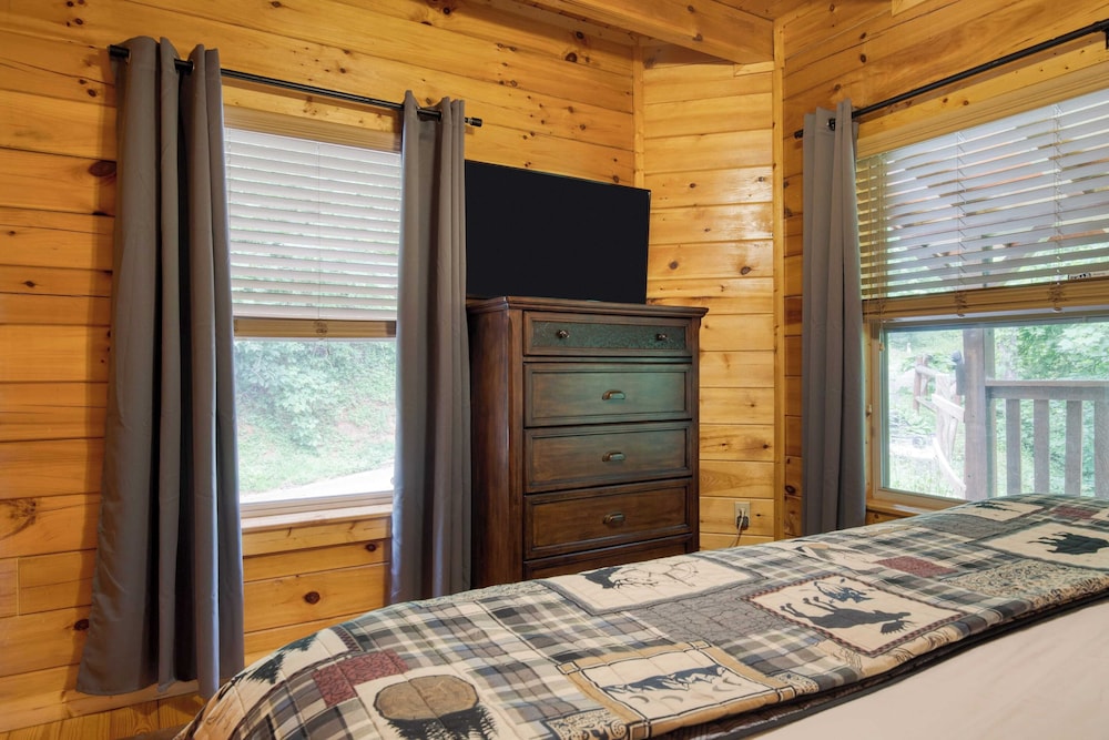 Triple Mountain View by Avantstay: Hot Tub, Game Room & Stunning Smoky Mountain Views