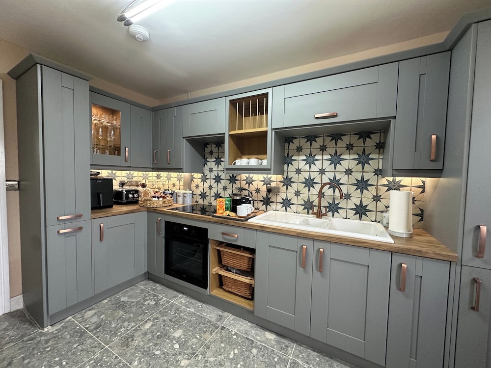 House Sleeps 10-garden-parking-nearbarryisland