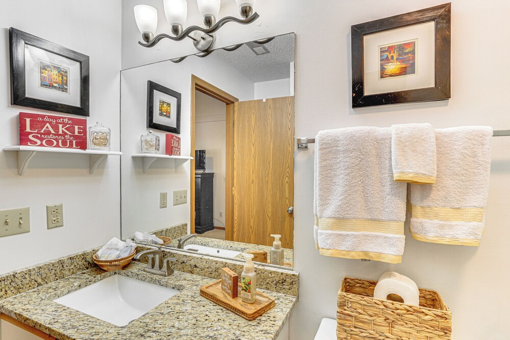 Pet-friendly Condo w/ Pool Access in Osage Beach