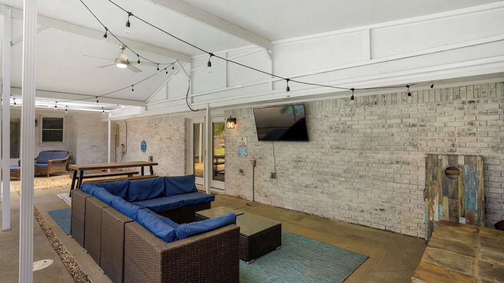 Spacious Retreat w/ Private Pool, Spa, Fireplace + Attraction Tickets!