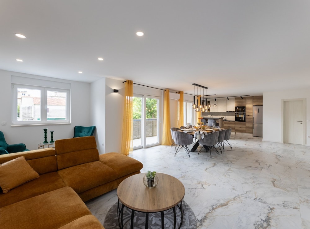 Luxurious and Spacious Apartment With Hot Tub