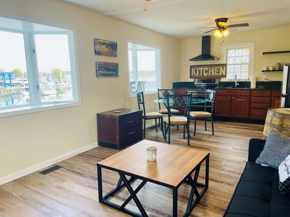 Waterfront Views With King Bed in Solomons Island