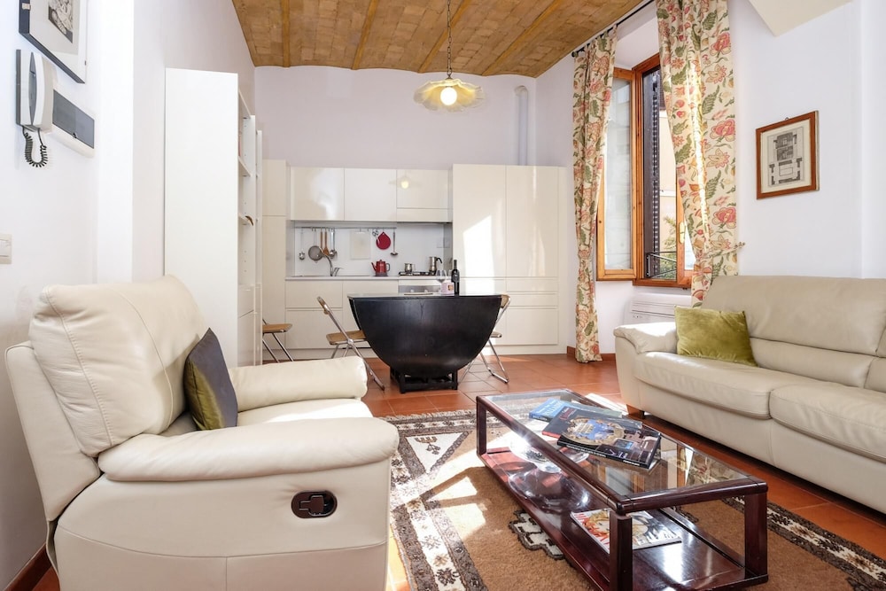 Trastevere Charming Retreat on Cobblestone Street