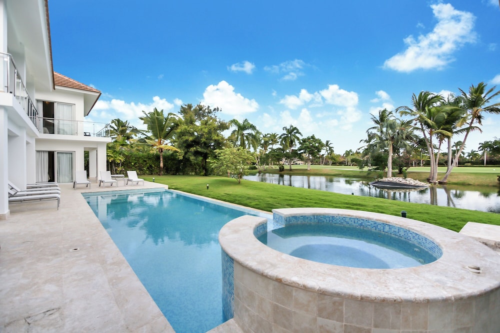 Lake View Cocotal Villa - Jacuzzi &Pool