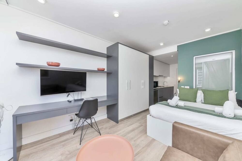 Stunning Studio Apartment With Balcony, Woodstock!