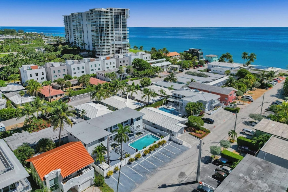Waves on Desoto 1 bed Pool View 6