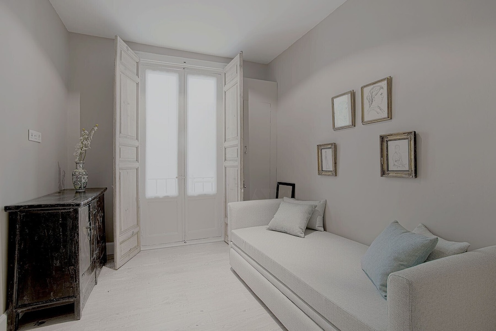 Great 2 Bd Aparm in Prime Location. Huertas view 4