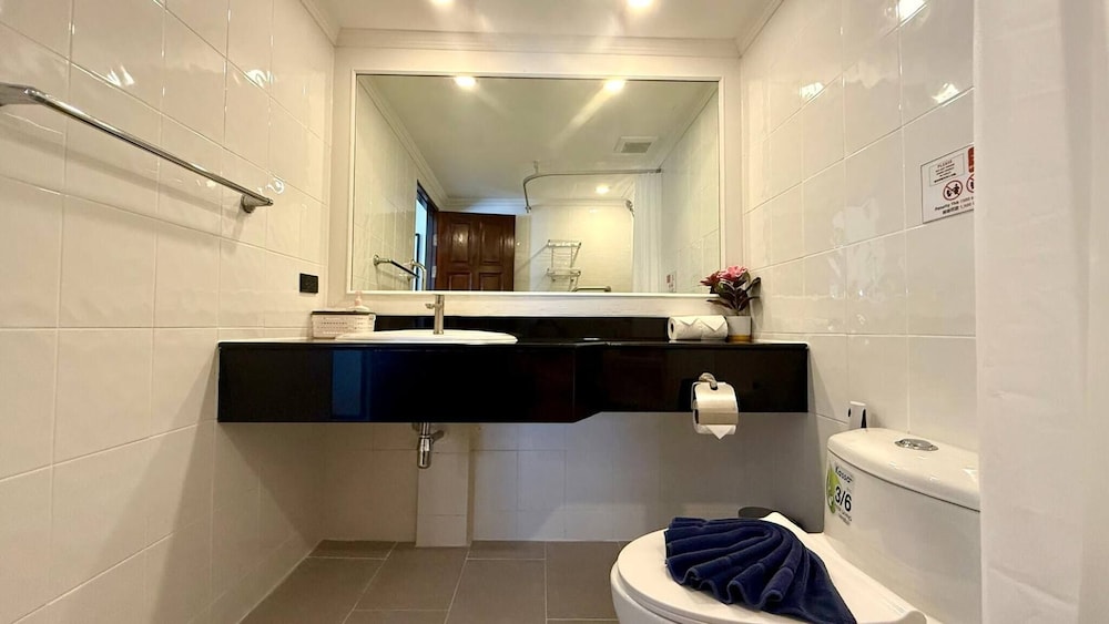 Palace - Spacious 1 Bedroom Condo With Shared Pool