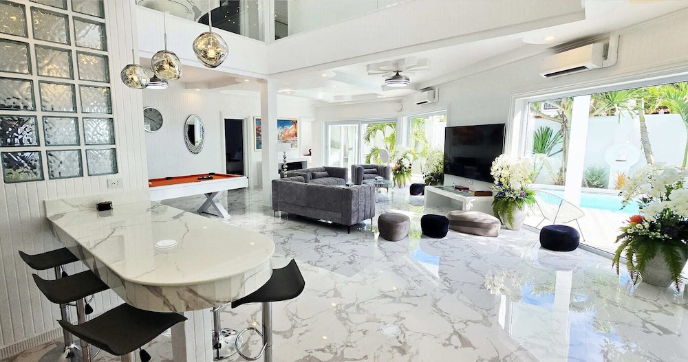 LUMALAND Luxury Pool Villa Pattaya Walking Street