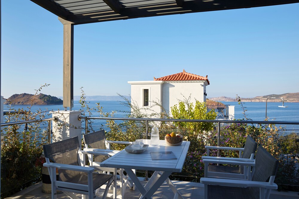 Eleia Seafront Rooms & Villas