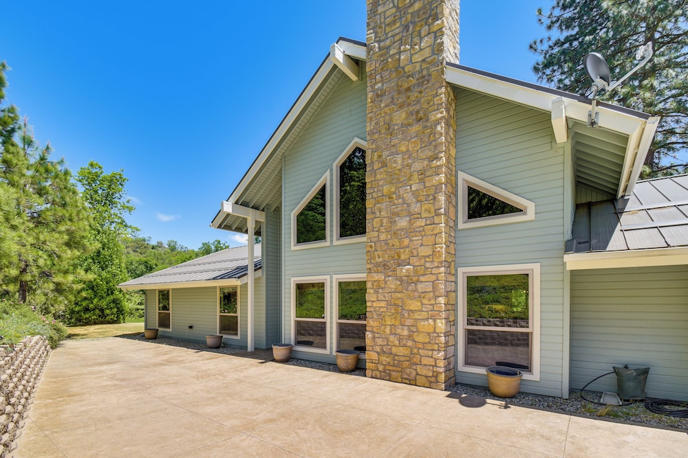 Hike, Boat & More: Home w/ Hot Tub in North Fork!