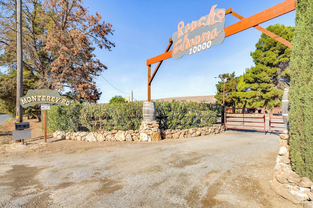 Near Hiking & Golf: Cozy Cottage in Morgan Hill!