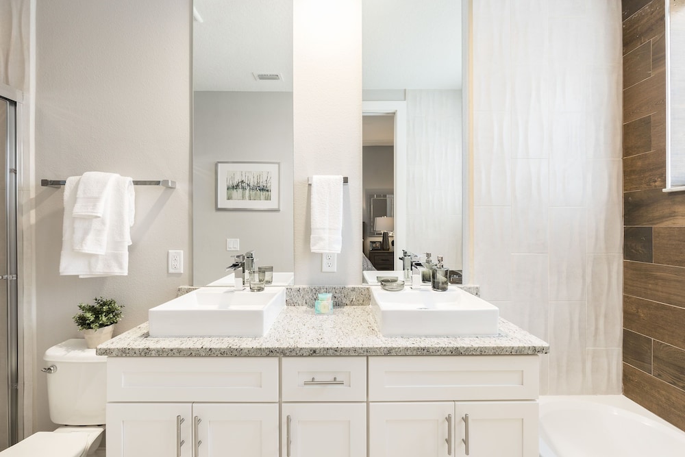 Summerville Vacation Homes by Columbia Management