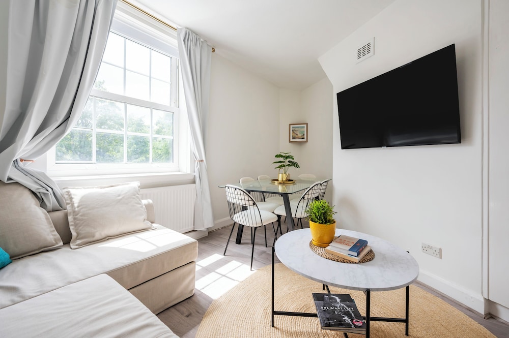 Modern London stay near Nothing Hill