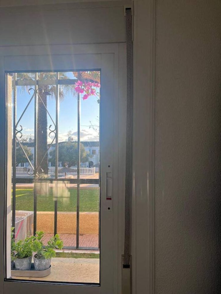Sunny 1 Bedroom Apartment Retreat