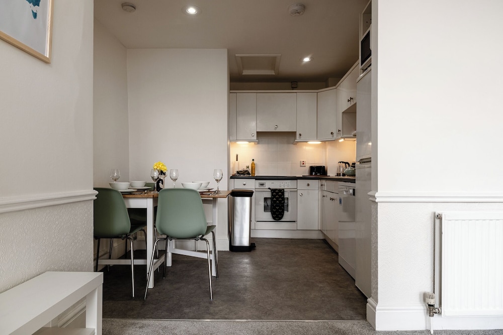 Garden Flat Apartment in Grosvenor Place