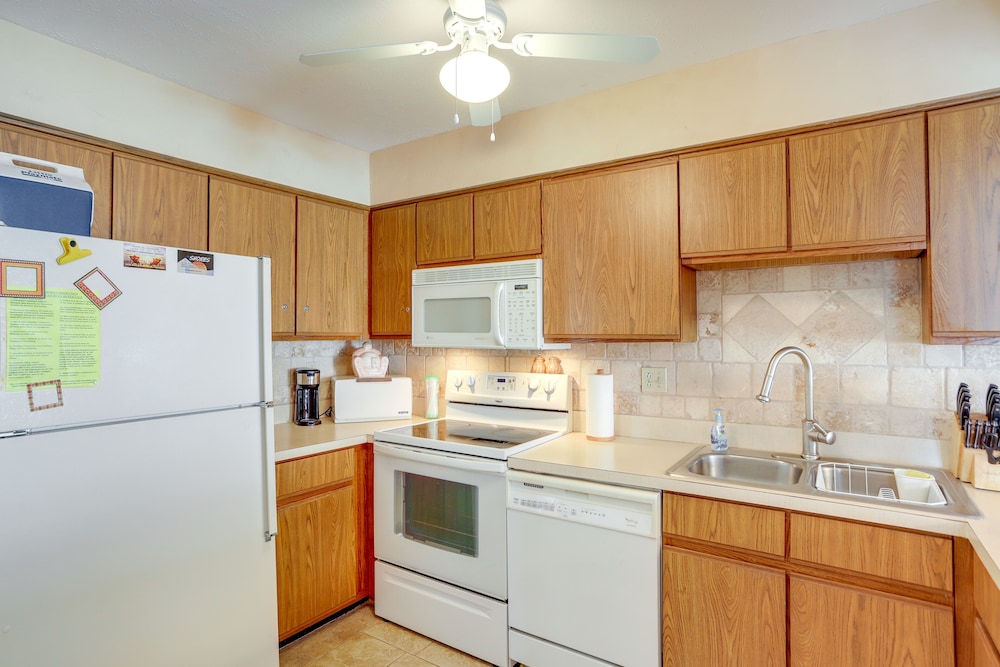 Port Clinton Condo w/ Community Pool & Hot Tub! view 2