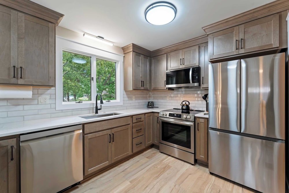 Lake Norman Waterfront Home w/ Covered Porch, Sunset Views & Easy Access to Dining, Shopping & Uptown Charlotte Adventures Sunsets on Shoreline