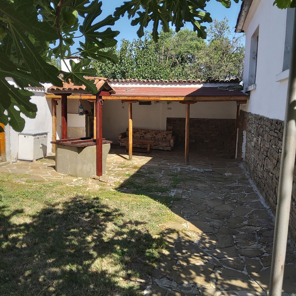 House Sleeps 6-garden-freeparking-bbq-patio-petsok