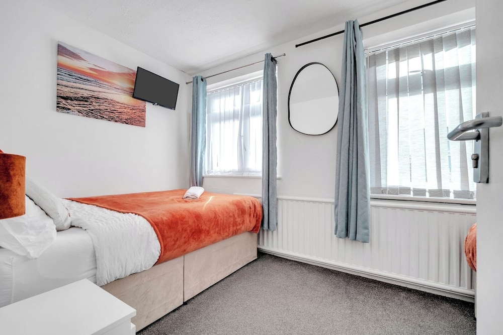 4 Bedrooms - Up To 14 Guests - Free Parking