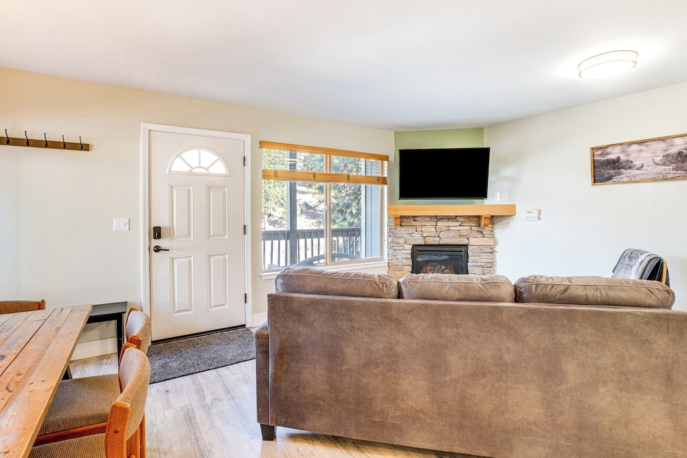 1 Mi to Stagecoach Chairlift: Stateline Condo