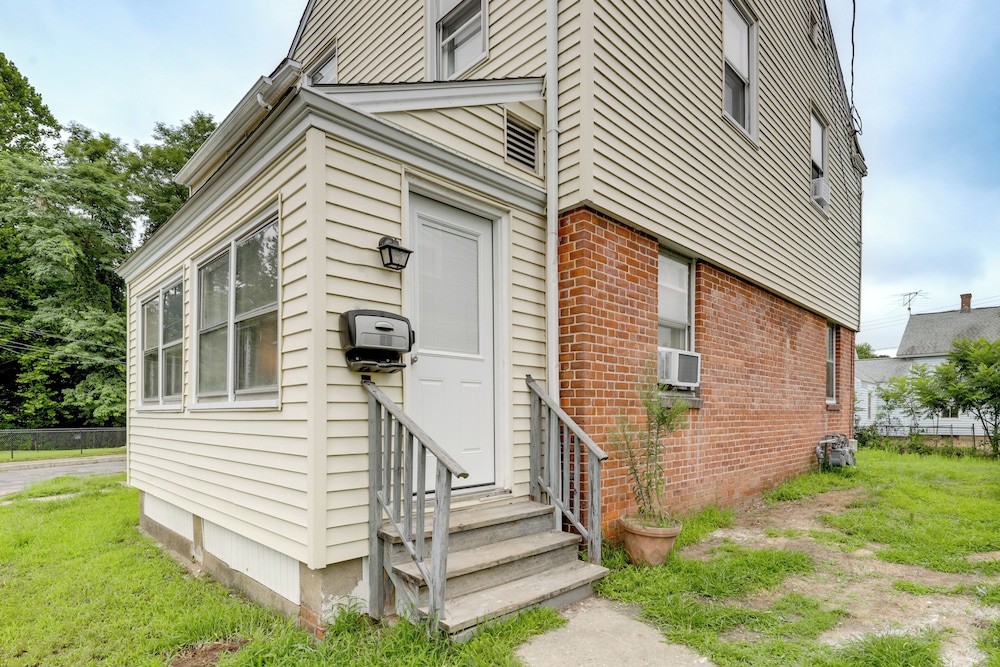 Easthampton Apartment Near Breweries & Rail Trail!