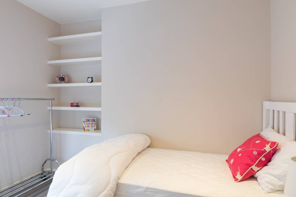 Beautiful Brook Green 2 bed Flat, Close to Tube