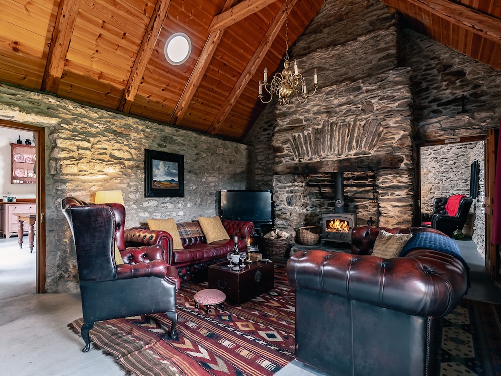 Traditional Style Thatched Cottage With Modern Amenities