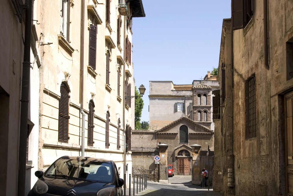 Rome With a Garden Delightful 1 Bedroom Apartment With Private Garden in Historic Trastevere
