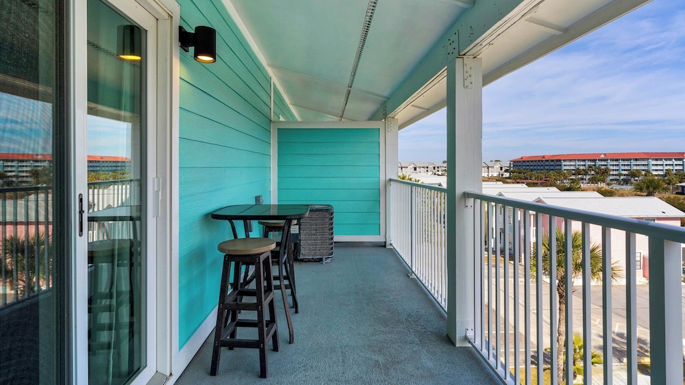 Sand Castles West A4: Steps to Beach, Pools, Private Balcony & More!