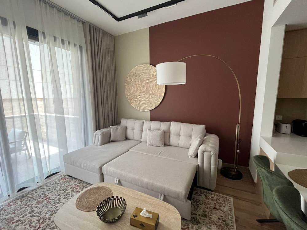 Oakley Square 1BR Apartment with maid's room