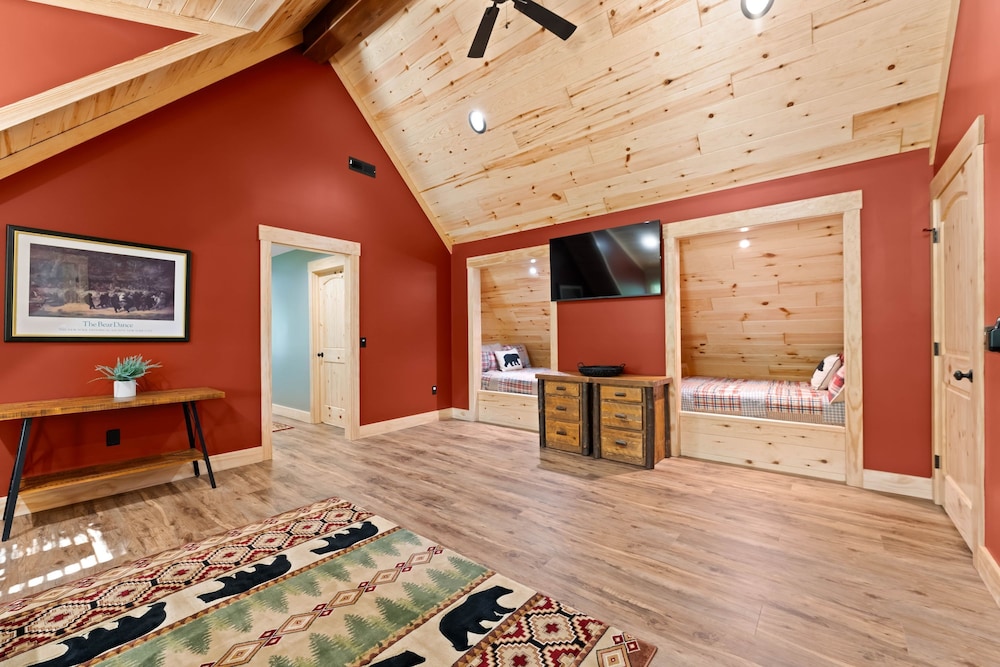 Black Bear Lodge by Avantstay Lakefront Dock Pool Theater Sleeps 20