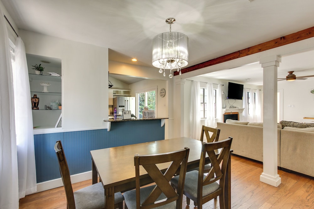2 Mi to University & Long Beach Harbor: Family Gem