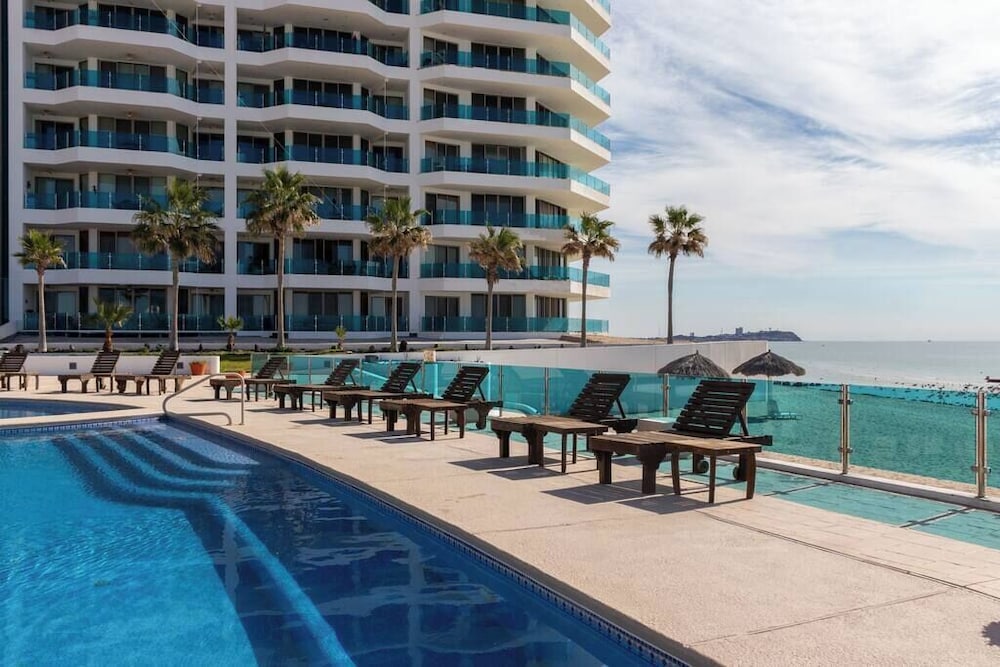 Luxury Beachfront Condo on Sandy Beach