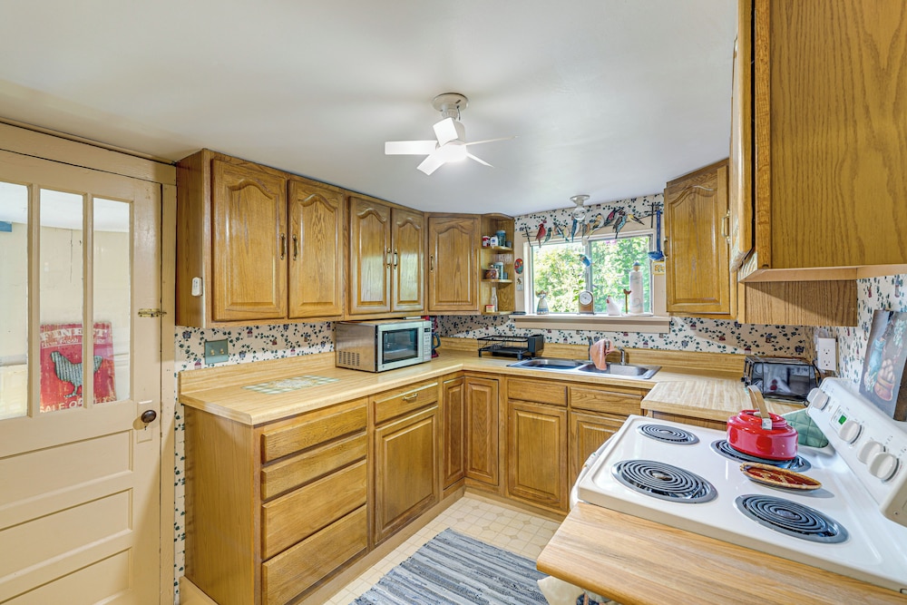 2 Mi to Hiking Trails: Cozy Fayetteville Cottage!
